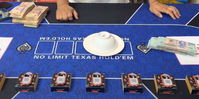 Những dụng cụ bịp xóc đĩa được bán phổ biến